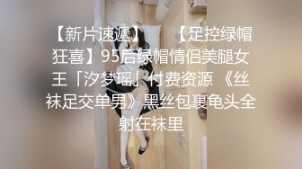    新疆夫妻，邀请单男一起来家里3P，骚妻跪舔吃两根，洋洋得意的满足表情，像吃菜一样香！