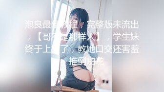 【新片速遞】重磅最新流出 ❤️大街上一路跟踪尾随风骚的熟女老板娘 拍她的小黑B