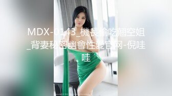 极品眼镜御姐白丝美腿扭动细腰抓着大屌吸吮，骑乘位深插操的不尽兴假屌自慰