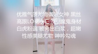  长相清纯娇小身材嫩妹足球宝贝装品牌，脱掉衣服翘起屁股露肥逼