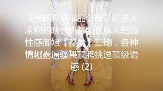 大波浪颜值性感美女一身花裙，张开腿揉搓骚穴，穿上黑丝乳夹，掰穴看洞