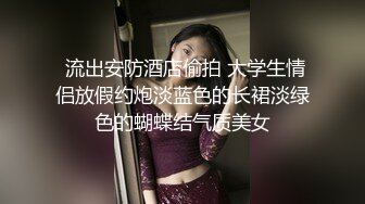 颜值不错的纯情妹妹，白丝露脸精彩大秀，跟狼友互动撩骚揉奶玩逼看特写，撸起小哥的大鸡巴无套爆草蹂躏好骚