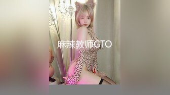 超嫩甜美两个00后嫩妹子双女互秀，情趣学生制服揉捏小奶子，翘起屁股对着镜头，极品粉穴揉搓，振动棒后入抽插