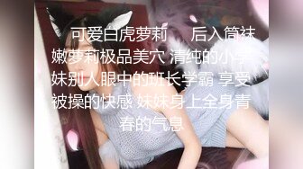 【快递小妹】菜鸟驿站露出，同事就在身后，小骚货也敢露胸去厕所抠逼，玩得就是心跳 (1)