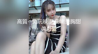 年轻的中国女孩想念这只鸡