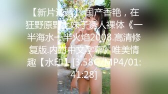 大金链条子很漂亮的的大屌人妖妹子，找来两个妹子一起玩，两个妹子被她轮流干的啪啪啪的声音响