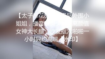 大哥强扒两个短裙少妇，强行扒光玩弄骚穴和奶子，跳蛋蹂躏口交大鸡巴，床上床下轮流爆草两女，浪叫呻吟不止