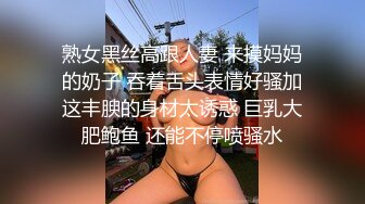 阳光明媚的日子里，她玩手机，我干她