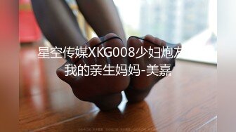 00后短发萝莉嫩妹被两大汉随意玩弄，边口边后入振动棒摩擦，骑乘假屌口交花样非常多，娇小身材上位扭动小腰