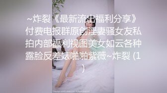 花臂纹身性感御姐小情侣居家啪啪，双脚蹲在椅子上手指扣逼，口交舔逼后入抽插晃动奶子，操完一场休息下再来一次