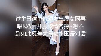 新全景！光板无毛的美女，尿尿泛着水花