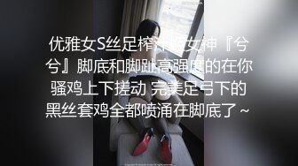 幸福眼镜哥，双飞大奶妹，左拥右抱一起舔屌