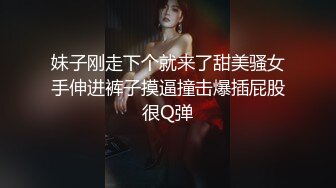 衣服还没脱完就开干 边口交边手指扣逼 现场激烈3P大战