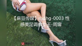 娇小玲珑马尾妹子玩着手机把屁股翘起来  这姿势太合适了