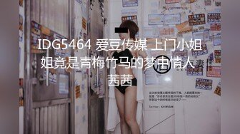 人妻双手撑在床上被男人不停的狂操着，老汉推车式