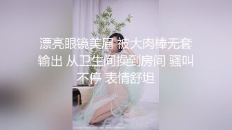  这个粉嫩嫩小美女真是会玩啊 脱光光躺在酒店的床上 尽力张开笔直大长腿逼穴清晰诱人