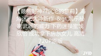 圆圆脸C罩杯短发新人美女，性感吊带小背心，拿出假屌磨蹭骚穴，骑坐抽插猛捅，菊花门口磨蹭，掏出大奶子很柔软