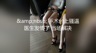 帽子小姐姐太骚了，浴室地上扣穴多次喷水，两根手指插入狂喷