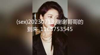 理发店里的骚男女真鸡巴骚，白日宣淫衣服都不脱直接上位看着店门外激情抽插大骚逼前面还有孩子真不怕被看见