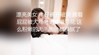 眼镜妹沙发上操撩起裙子掰穴近距离特写美臀上位骑乘套弄猛操