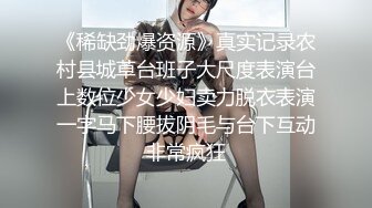 广州情侣开房01年的妹子，两人舌吻激情的样子像极了电影里的吻戏，深情抱着对方激情舌吻