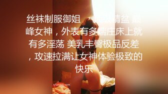 一大早勃起把鸡巴塞进还在戴眼罩睡觉的白虎女友口里，无套后入外射