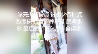  牛仔裤白毛衣小姐姐真漂亮 纯纯气质坐在沙发上忍不住抱紧亲吻挑逗 这表情让人胃大开