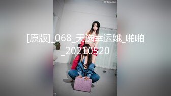 两个高挑美女护士制服白丝情欲躁动互相爱抚，戴上硕大鸡巴啪啪大力抽送