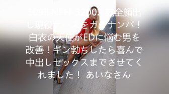 【笑起来甜美新人美妞】慢慢脱下内裤特写，揉捏奶子掰开紧致小穴，双指夹住阴唇手指扣弄，搞得小逼湿湿哒