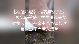 蓝发美女狗式的姿势请求男子给她激情抽插伺候