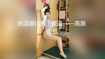   大红唇新人骚女被两大汉3P，白丝袜丁字裤，翘起屁股看穴，两根JB轮流舔