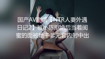 这女的把穴扒开那么大，让我们看里面塞的啥？