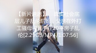  操蜜桃臀极品小女友，黑白丝袜美腿，扭腰摆臀想被操，后入一顿猛怼