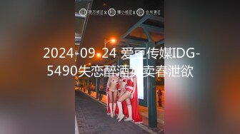 少女集中营跟大哥激情3P玩双飞，一起舔鸡巴口交玩弄，露脸撅着屁股被大哥草，无套轮草直接内射骚逼精彩刺激