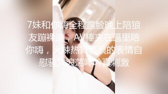 颜值不错的风骚女模特，大辫子漏出骚奶子诱惑狼友跟两位大哥激情3P