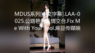 12/23最新 拉闺蜜下水玩双飞 两小妞翘美臀后入挨个操VIP1196