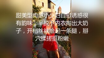 甜美型肉感小少妇自慰诱惑很有韵味，半脱下内衣掏出大奶子，开档丝袜抬起一条腿，掰穴揉搓挺粉嫩