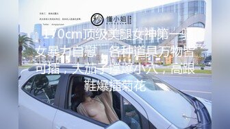 路边公厕全景偷拍出来散步的眼镜美女这鲍鱼可真肥