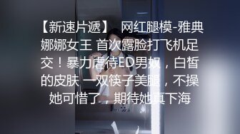  极品两个熟女少妇双飞大战瘦瘦哥哥，已撸鸡巴很翘，浴池洗澡多人的淫乱