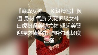 无毛肥穴18超嫩萝莉萌妹居家自慰，撩起小背心露贫乳，道具假屌插嘴舔弄，白色丝袜张开双腿揉穴，翘起屁股假屌后入