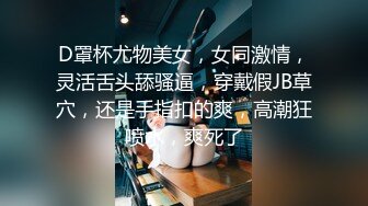   小骚逼露脸洗干净了伺候小哥哥诱惑狼友，舔鸡巴的样子好骚吸蛋蛋，深喉抽插