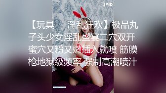   白皙眼镜御姐范妹子，女上位和头套男啪啪无套操逼，一线天粉嫩干净