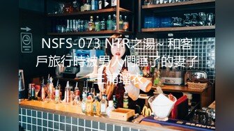 《极品CP魔手外购》美女如云餐饮店大神躲藏女厕逼脸同框偸拍数位小姐姐方便，被一个美女发现翻车了还好没有推门吓尿了