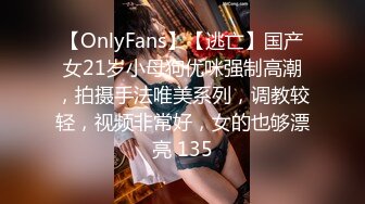 ❤️❤️情趣旗袍极品美女，黑白丝袜足交，大屌炮友深喉，扶着细腰干美臀，被操的笑嘻嘻，大力操浪叫